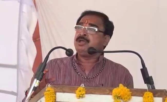 बीजेपी विधायक बोले क्यों भागती है लडकियाँ लडकों के संग?
