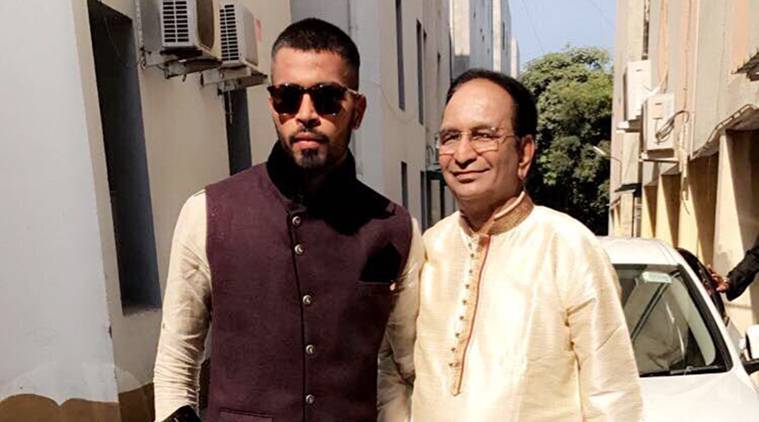 हार्दिक पंड्या ने पिता को कुछ इस तरह दिया सरप्राइज गिफ्ट - देखें VIDEO