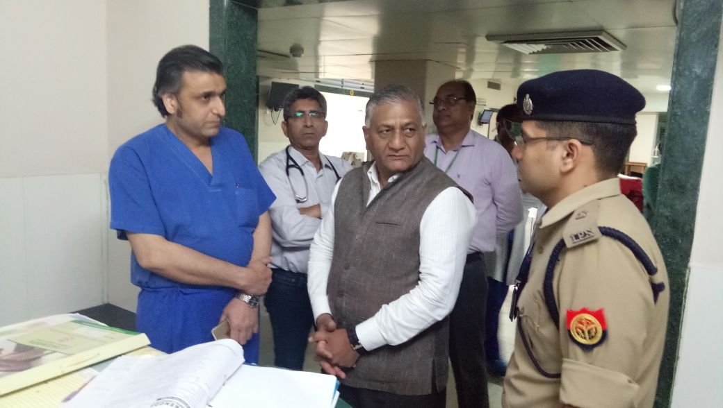 घायल पत्रकार अनुज के हाल लेने पहुंचे केंद्रीय मंत्री जनरल वी के सिंह यशोदा अस्पताल