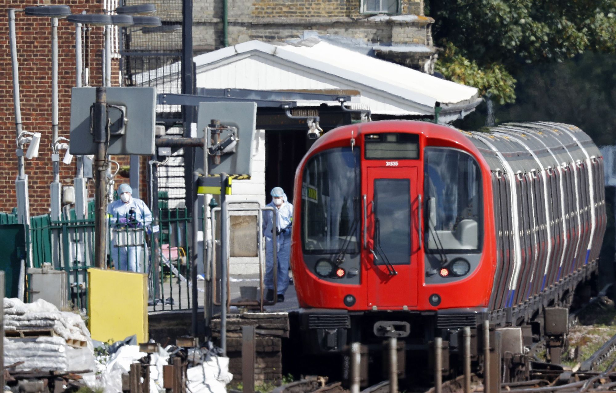 लंदन अंडरग्राउंड ट्रेन धमाके में 18 साल का लड़का गिरफ्तार, IS ने ली जिम्मेदारी