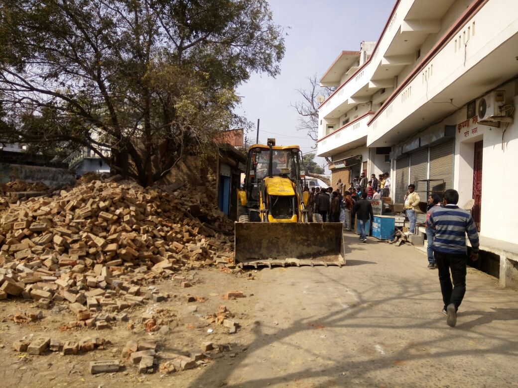 हरदोई में इन दिनों भू माफियाओं पर चल रहा प्रसाशन का चाबुक हरदोई में इन दिनों भू माफियाओं पर चल रहा प्रसाशन का चाबुक