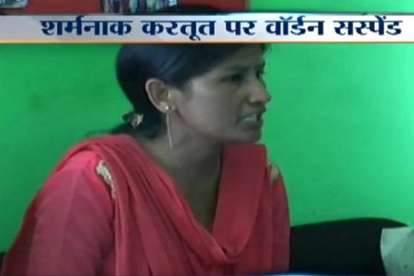 मुजफ्फरनगर: स्कूल में लड़कियों के कपड़े उतरवाने के आरोप में 12 सस्पेंड, 29 मार्च कि घटना मुजफ्फरनगर: स्कूल में लड़कियों के कपड़े उतरवाने के आरोप में 12 सस्पेंड, 29 मार्च कि घटना