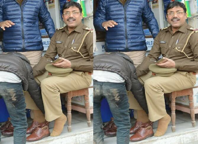 वायरल तस्वीर के चलते विवादों में फंसा दरोगा, जाने क्या है सच!