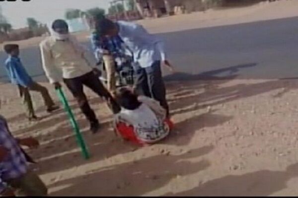 महिला को पाइप से पीटा, अल्लाह और जय श्री राम बोलने को किया मजबूर, देखे वीडियो