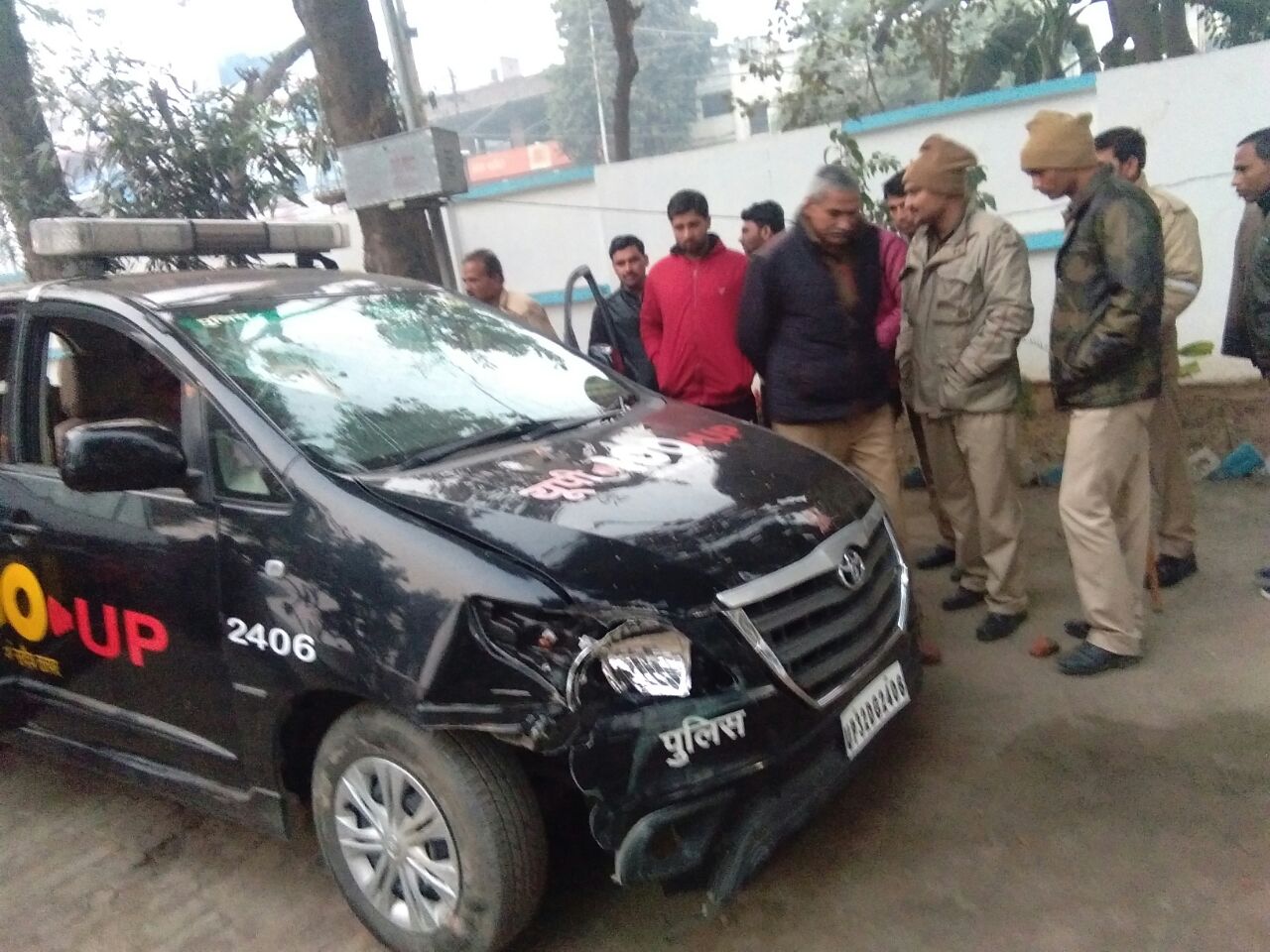 बिजनौर में डायल 100 की गाडी पर पर कब्ज़ा और हमला बिजनौर में डायल 100 की गाडी पर पर कब्ज़ा और हमला