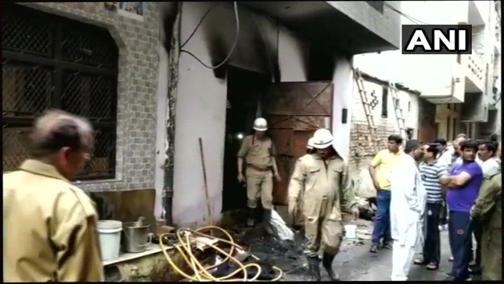 दो जून के निवाले ने लील ली दो जिंदगी, दिल्ली कमाने गए दो सगे भाई जलकर हए राख दो जून के निवाले ने लील ली दो जिंदगी, दिल्ली कमाने गए दो सगे भाई जलकर हए राख