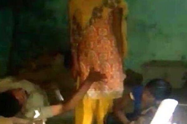 यूपी पुलिस के कांस्टेबल द्वारा नाबालिग लड़कियों से छेड़छाड़ का वीडियो हुआ वायरल, किया गया गिरफ्तार
