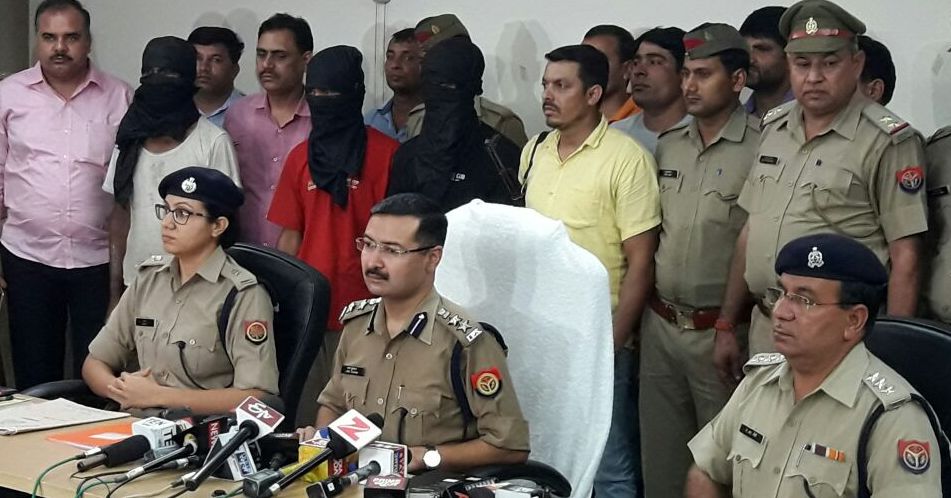 जेवर कांड का खुलासा : SSP लव कुमार ने सुनाई वारदात की पूरी कहानी, मुठभेड़ के बाद चार गिरफ्तार जेवर कांड का खुलासा : SSP लव कुमार ने सुनाई वारदात की पूरी कहानी, मुठभेड़ के बाद चार गिरफ्तार