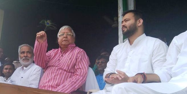 लालू-तेजस्वी का नीतीश पर हमला, बोले- बीजेपी की ब्लैकमेलिंग से डरकर नीतीश ने महागठबंधन तोड़ा