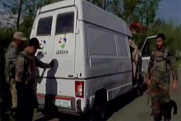 कुलगाम : आतंकी हमला में 5 पुलिसकर्मी सहित सात लोगों की मौत, पांच एसएलआर की लूट