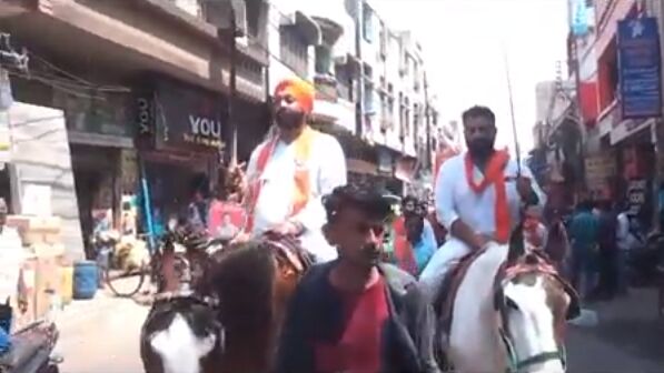 विश्व हिंदू परिषद और बजरंग दल के कार्यकर्ताओ ने खुलेआम किया नंगी तलवारों का प्रदर्शन