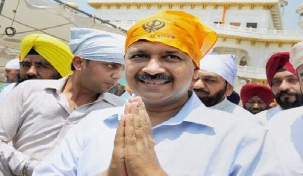 विधानसभा चुनाव के बाद केजरीवाल का पहला पंजाब दौरा, दिखाए गए काले झंडे विधानसभा चुनाव के बाद केजरीवाल का पहला पंजाब दौरा, दिखाए गए काले झंडे