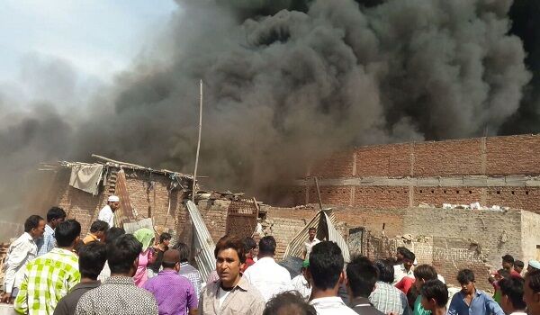 ग्रेटर नोएडा के दादरी में कबाड़ के 3 गोदामों में लगी भीषण आग