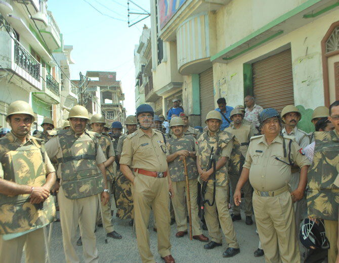 यूपी के संभल में एसडीएम और सीओ को बनाया बंदी, मौके पर पहुंची पुलिस यूपी के संभल में एसडीएम और सीओ को बनाया बंदी, मौके पर पहुंची पुलिस