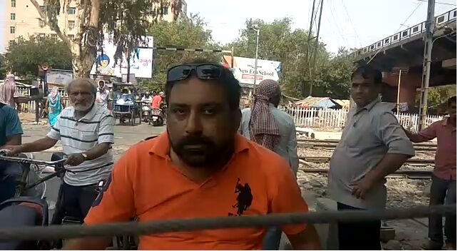 यूपी के गाजियाबाद में रेल प्रसाशन को बड़े हादसे का इंतजार, देखिये कैसे होता है जीवन से खिलवाड़ यूपी के गाजियाबाद में रेल प्रसाशन को बड़े हादसे का इंतजार, देखिये कैसे होता है जीवन से खिलवाड़