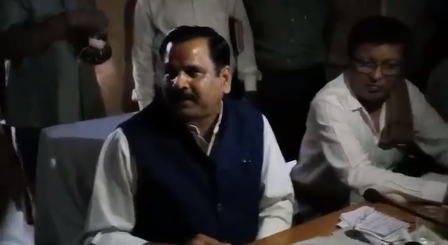 यूपी के मंत्री की अँधेरे में प्रेस कांफ्रेंस, जबकि सीएम 25 घंटे बिजली देने की बात कहते है