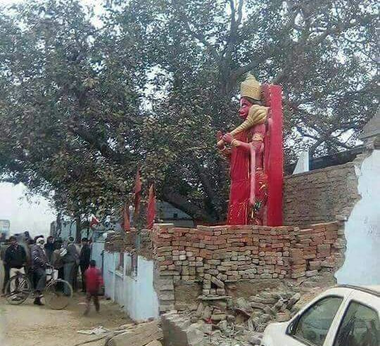 तिलहर में हनुमान मंदिर को हटाने में लगी मशीनें हो रही खराब तिलहर में हनुमान मंदिर को हटाने में लगी मशीनें हो रही खराब