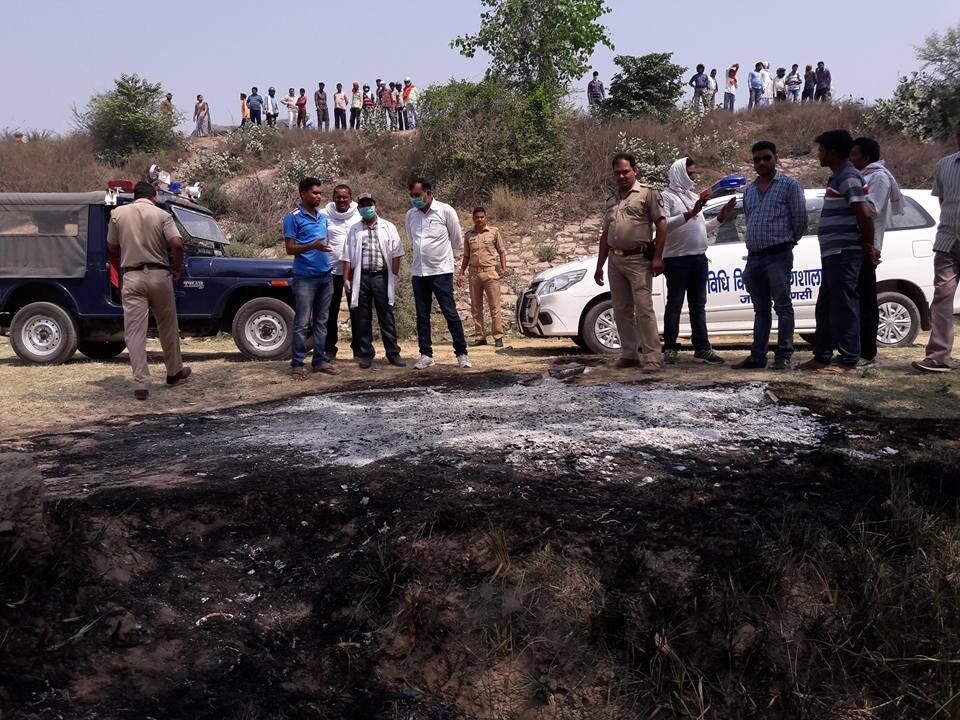 वनारस में गुमटी में युवक को जिंदा जलाया