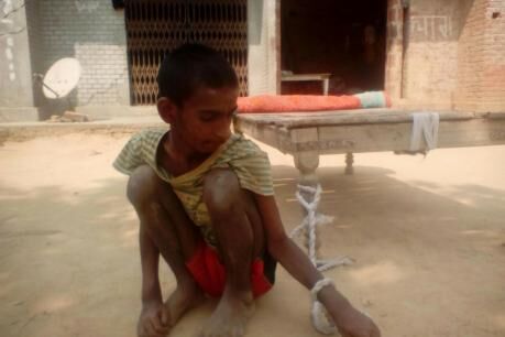 अपने जिगर के टुकड़े को क्यों बांध रखा है खूंटे से, रोने लगे माँ बाप! अपने जिगर के टुकड़े को क्यों बांध रखा है खूंटे से, रोने लगे माँ बाप!