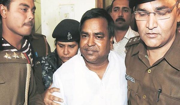 गायत्री प्रजापति की जमानत पर हाईकोर्ट ने लगाई रोक, गायत्री के आरोपी साथी हुए फरार गायत्री प्रजापति की जमानत पर हाईकोर्ट ने लगाई रोक, गायत्री के आरोपी साथी हुए फरार