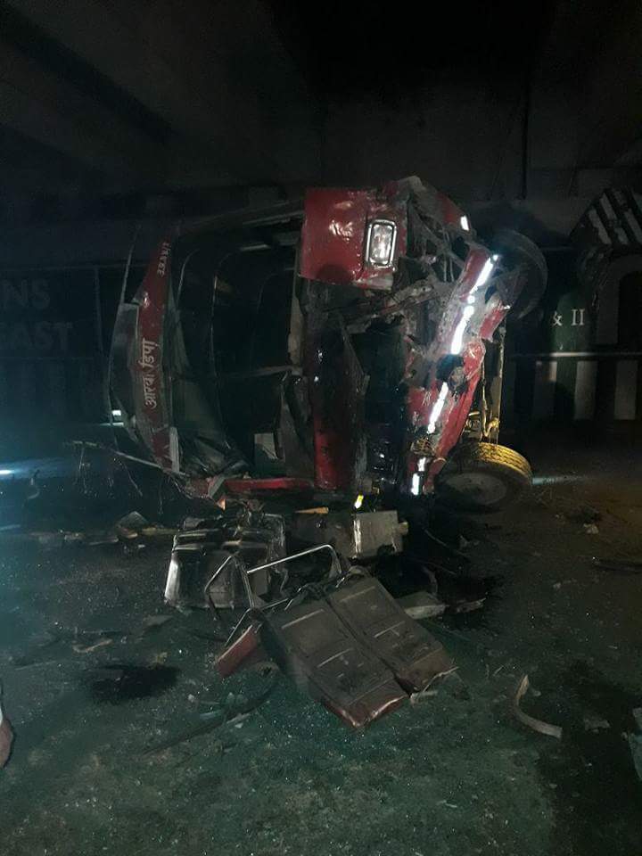 यमुना एक्सप्रेसवे पर हादसा : हाईवे से नीचे गिरी रोडवेज बस, 2 की मौत, 23 घायल