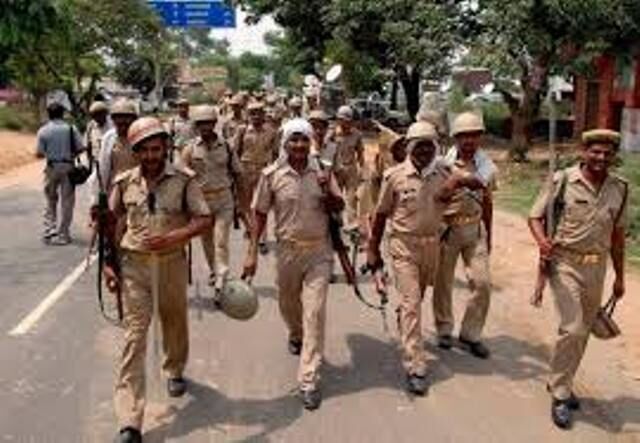 मौलवी के साथ मस्जिद के कमरे में मिली लडकी, फिर मचा बबाल मौलवी के साथ मस्जिद के कमरे में मिली लडकी, फिर मचा बबाल