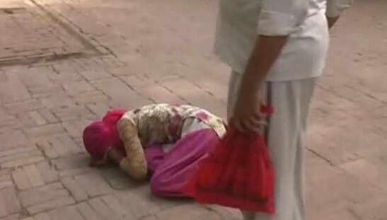 महोबा में युवती से की अश्लीलता, विरोध करने पर की पिटाई देखें वीडियो महोबा में युवती से की अश्लीलता, विरोध करने पर की पिटाई देखें वीडियो