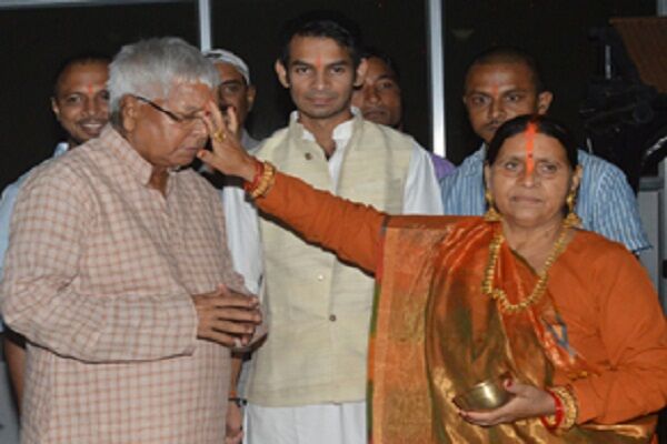 लालू यादव के घर ढोलक, हारमोनियम लेकर पहुंचे 9 पंडित, जानिए क्यों