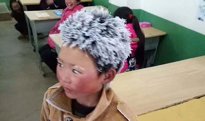 इस बच्चे फ्रॉस्ट बॉय की तस्वीर को देखकर हिल गया चीन, जानिए क्यों?