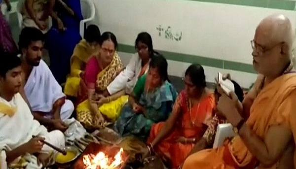 150 साल पुराने सरकारी अस्पताल में डॉक्टरों ने कराया महामृत्युंजय जाप और हवन, जांच के आदेश 150 साल पुराने सरकारी अस्पताल में डॉक्टरों ने कराया महामृत्युंजय जाप और हवन, जांच के आदेश