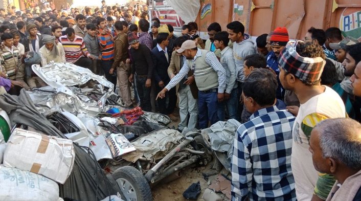 यूपी : फिरोजाबाद में भीषण सड़क हादसा, 11 लोगों की मौत