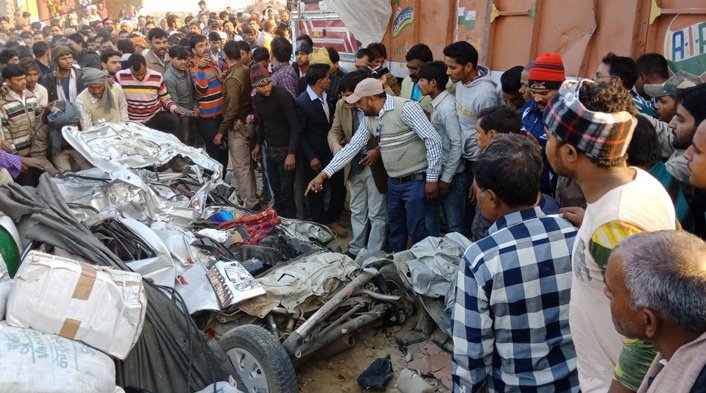 यूपी : फिरोजाबाद में भीषण सड़क हादसा, 11 लोगों की मौत यूपी : फिरोजाबाद में भीषण सड़क हादसा, 11 लोगों की मौत