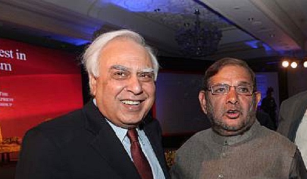 शरद यादव की मुश्किलें बढ़ी, अब कपिल सिब्बल लड़ेंगे क़ानूनी लड़ाई