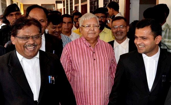 कोर्ट में लालू ने कहा- जेल में ठंडा बहुत लगता है, जज बोले- तबला बजाइए कोर्ट में लालू ने कहा- जेल में ठंडा बहुत लगता है, जज बोले- तबला बजाइए