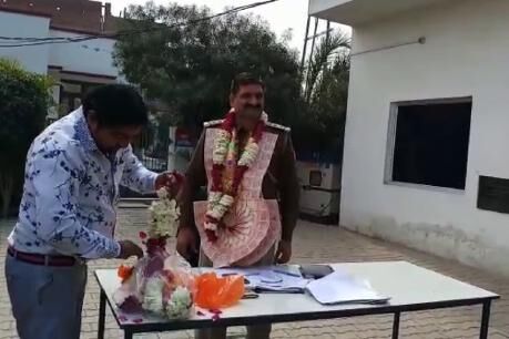 गाजियाबाद में थानेदार को पहनाई नोटों की माला, बना दी खबर जानिए क्यों हुआ दर्द!