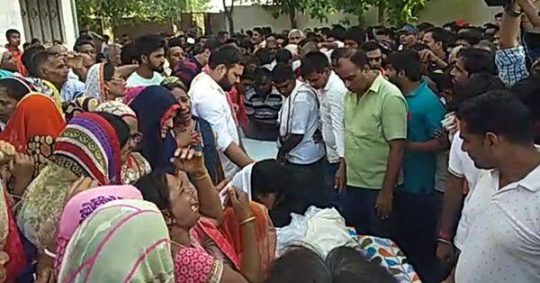 माफिया डॉन मुन्ना बजरंगी का शव पहुंचा गाँव, मचा हाहाकार माफिया डॉन मुन्ना बजरंगी का शव पहुंचा गाँव, मचा हाहाकार