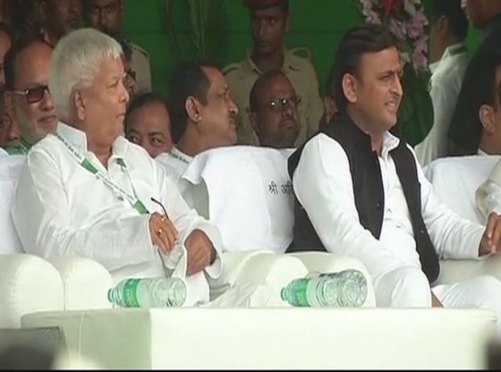 अखिलेश को बगल में बिठाकर दिया लालू ने बड़ा सम्मान