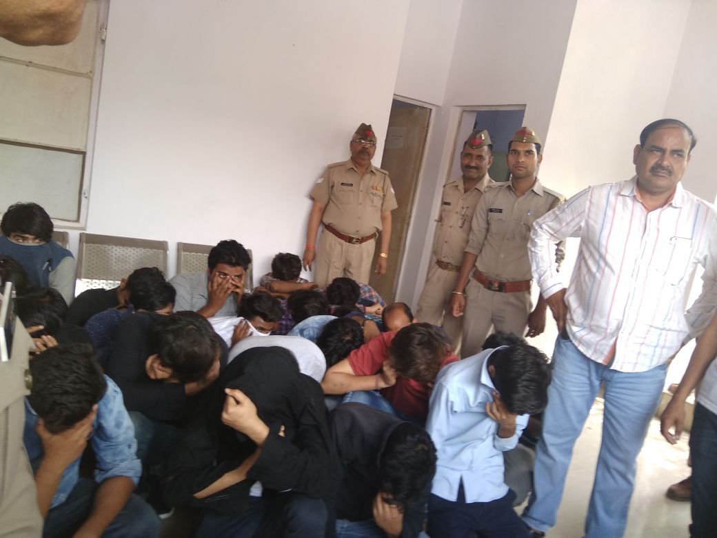 नोएडा पुलिस की बड़ी कामयाबी, फर्ज़ी कॉलसेंटर चलाने वाले एक गिरोह को किया भंडाफोड़, कई गिरफ्तार नोएडा पुलिस की बड़ी कामयाबी, फर्ज़ी कॉलसेंटर चलाने वाले एक गिरोह को किया भंडाफोड़, कई गिरफ्तार