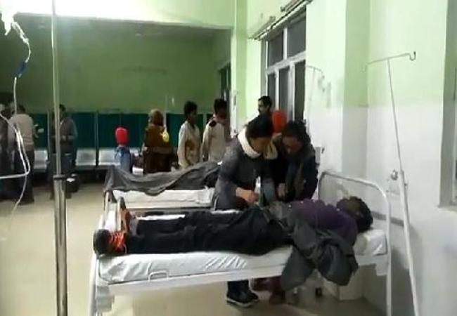 मथुरा: बारातियों से भरी बस की ट्रक से टक्कर, चार की मौत मथुरा: बारातियों से भरी बस की ट्रक से टक्कर, चार की मौत