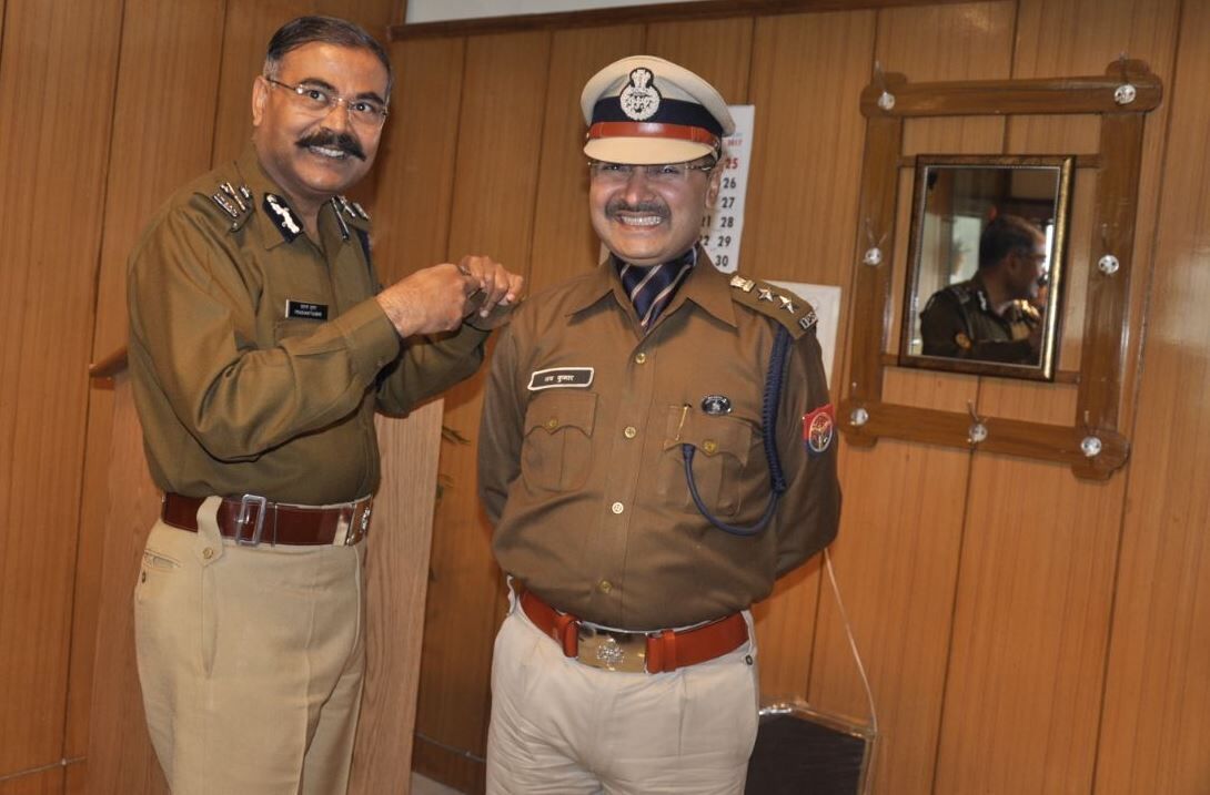 एसएसपी लवकुमार बने डीआइजी, ADG प्रशांत कुमार ने कॉलर बैण्ड लगाकर किया सम्मानित एसएसपी लवकुमार बने डीआइजी, ADG प्रशांत कुमार ने कॉलर बैण्ड लगाकर किया सम्मानित