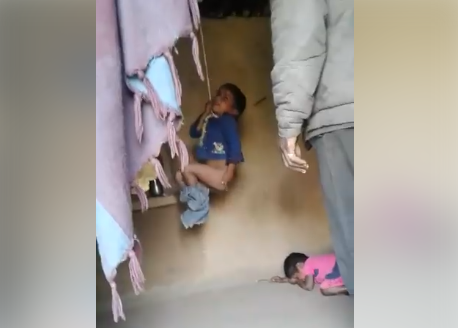 रस्सी से लटकाकर बच्चों को पीटने वाला निकला यहाँ का निवासी, और फिर ....? रस्सी से लटकाकर बच्चों को पीटने वाला निकला यहाँ का निवासी, और फिर ....?