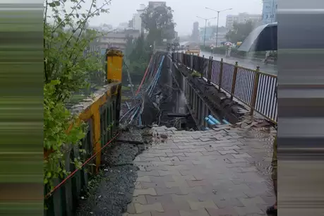 मुंबई में पुल गिरा