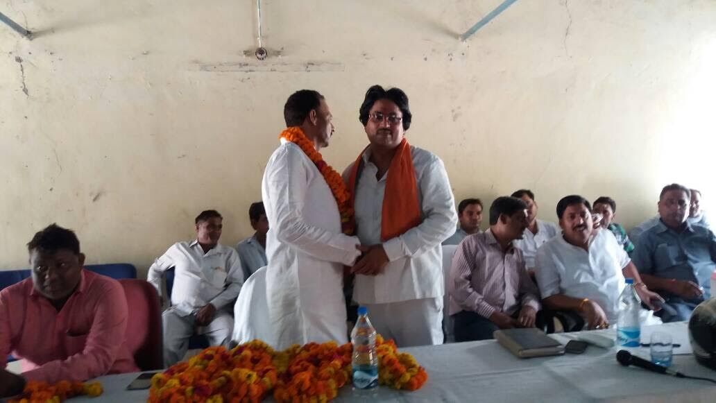 एटा में जब ब्लाक प्रमुख पति को मीटिंग में घुसने से रोका! एटा में जब ब्लाक प्रमुख पति को मीटिंग में घुसने से रोका!