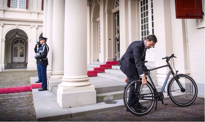 राजा से मिलने साइकिल से पहुंचे नीदरलैंड के प्रधानमंत्री