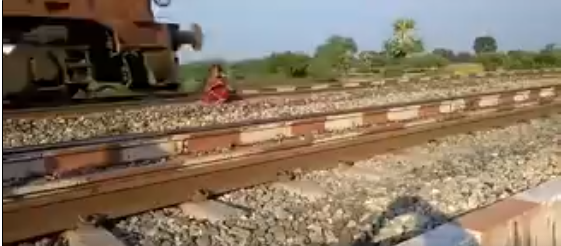 रेल लाइन पर बैठी महिला ने दे दी जान, लोग बनाते रहे वीडियो, दर्दनाक वीडियो देखें, कमजोर दिल वाले न देखें