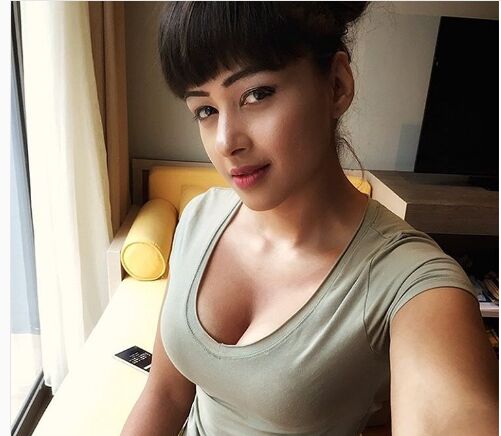 पूर्व मंत्री की बेटी अपनी तस्वीरें डालकर इंटरनेट पर सनसनी फैला दी!