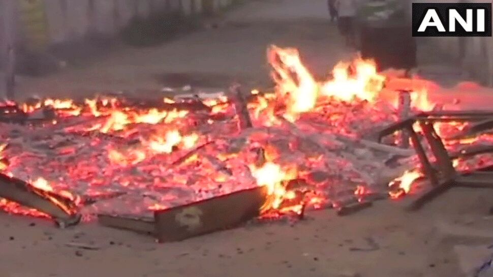 चंदौली जिले में पॉलीटेक्निक छात्रा की मौत के बाद गुस्साए छात्रों ने किया बवाल. लगाई वाहनों में आग