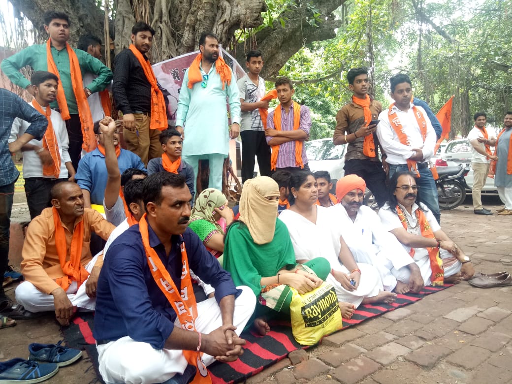 रेप पीड़िता ने लगाईं पुलिस से इन्साफ की गुहार रेप पीड़िता ने लगाईं पुलिस से इन्साफ की गुहार