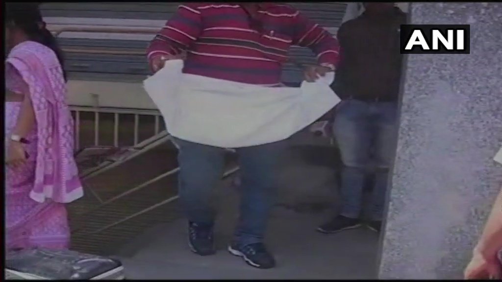 शर्मनाक: इंदौर में 4 महीने की बच्ची से रेप के बाद हत्या, शव देखते ही पुलिसकर्मियों के निकल पड़े आंसू! शर्मनाक: इंदौर में 4 महीने की बच्ची से रेप के बाद हत्या, शव देखते ही पुलिसकर्मियों के निकल पड़े आंसू!