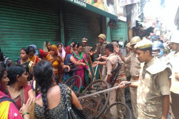 गोरखनाथ मंदिर जा रहे शिक्षा मित्रों पर पुलिस ने किया लाठी चार्ज और वाटर कैनन का प्रयोग, देखें वीडियो गोरखनाथ मंदिर जा रहे शिक्षा मित्रों पर पुलिस ने किया लाठी चार्ज और वाटर कैनन का प्रयोग, देखें वीडियो